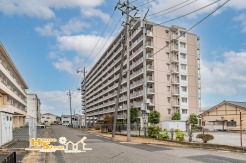 総戸数167戸のビッグコミュニティ。管理体制良好・ペット飼育可能なマンションです。駅徒歩12分、獨協大学前～北千住まで20分弱のため、通勤通学にも最適です。