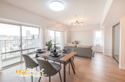 広々としたリビングには、窓からあたたかな陽光が差し込み、心までほぐれるような心地よさが広がります。日々の暮らしをやさしく彩る、憩いにふさわしい空間です。※家具調度品は見本となります。


