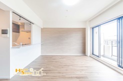 広々としたリビングはバルコニーに面したあたたかな日差しの降り注ぐ居心地の良い住空間に仕上がりました。いこいの場に相応しくご家族との会話も自然とはずむ仕様です。

