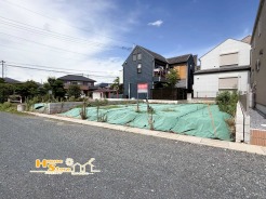 前面道路８ｍのゆとりの立地！車通りも少なく、駐車スペースからお車を出す際にもスムーズにできます。