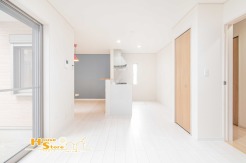 使い勝手の良いあたたかい光の差し込むリビング。キッチンとのつながりもよく生活動線がスムーズで毎日の家事もストレスフリーです。