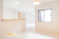 開放感のある15.5帖のリビングは家族みんなが自然と集まる心地よい空間。明るい光が差し込み日常に安らぎを与えてくれます。