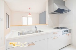 リビングに目が届くカウンターキッチンは、家族と過ごす時間を大切にしたい方にピッタリ！配膳の動線もスムーズで火事の効率もアップします。