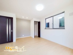 お荷物が多めになりがちのリビングは収納付きなので安心です♪