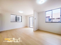 リビング階段でご家族と顔を合わせやすい明るいリビング。「ただいま」「おかえり」が聞こえる暖かな空間です♪