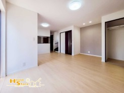 15.5帖のリビングはご家族そろってゆったりと過ごせるゆとりの広さ。ご家族やお子様とのひと時を大切に日常の１ページを彩る素敵な住空間です。
