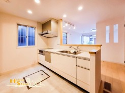 対面式キッチンは食器運びもスムーズになりリビングとの動線も良好になります♪リビングで遊ぶお子様の様子を見守ることもできるためファミリー層にも人気の仕様です。