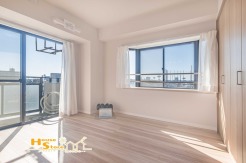 リビングに隣接するお部屋を開放すればセカンドリビングとしても使えるため、より開放的な空間に。用途に合わせて個室としても使えるため、ご家族の成長に合わせて柔軟に使い方を変えられる便利なお部屋です。
