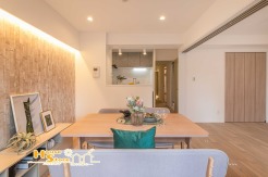 食事の時間もくつろぎの時間も心地よく過ごせるダイニングキッチン。お料理をしながら会話を楽しめる、あたたかみのある住空間です。　※家具調度品は見本となります。