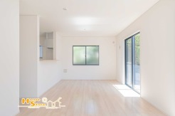 リビングはご家族そろってゆったりと過ごせるゆとりの広さ。インテリアを自由に楽しんだり、ご家族やお子様とのひと時を大切にしたり、日常の１ページを彩る素敵な住空間です。
