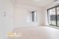 シンプルデザインの洋室は、家具やレイアウトを自由にアレンジ可能。ライフスタイルに合わせた多目的空間として活用できます。
