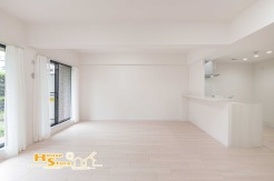 カウンター越しに食器を受け渡せるダイニングは、キッチンとの行き来がスムーズで、日々の家事を心地よくサポート。暮らしの中で自然に活用できる魅力的な空間です。
