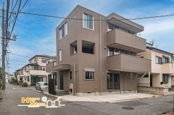 明るい陽射しと心地よい風が舞い込む角地に面した、旭化成ホームズのヘーベルハウス住宅。