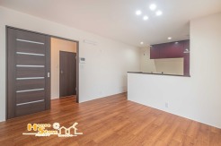 広々としたリビングは窓からあたたかな日差しの降り注ぐ居心地の良い住空間。ご家族との会話も自然とはずむ憩いの場に相応しい仕様です。

