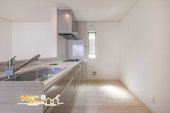 広々としたワークスペースを備えたキッチンは、家族や友人と一緒にお料理やお片付けを楽しむのにも最適です。
