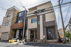 【現地販売会社になりますので、いつでもご内覧可能です！】社用車によるご自宅や最寄り駅からの無料送迎サービスもご利用いただけます。初めてのマイホーム探しも、しっかりとサポートいたします。
