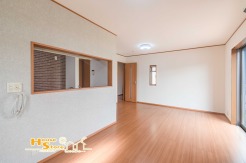 やわらかな木目が印象的なフローリング張りは窓からあたたかな日差しが照らすリビングをナチュラルで落ち着きのある雰囲気に演出します。
