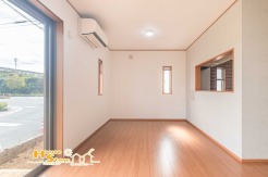 １５．５帖のリビングはご家族そろってゆったりと過ごせるゆとりの広さ。インテリアを自由に楽しんだり、ご家族やお子様とのひと時を大切にしたり、日常の１ページを彩る素敵な住空間です。