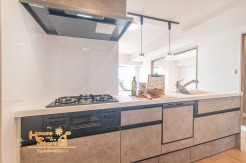 ご家族とのコミュニケーションを大切にしたい方におすすめのリビングを見渡せるカウンターキッチンは、ファミリー層にも人気のスタイル。会話を楽しみながらお料理ができる使い勝手のよいキッチンです。