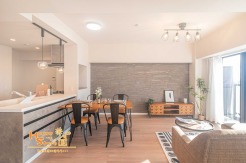 約15帖のリビングには南西向きの窓から豊かな陽光が注ぎ、明るく開放的な空間を演出します。爽やかな風が通り抜ける心地よさが、日々の暮らしを一層快適にしてくれます。