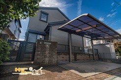 カーポート付きで道路に並行して駐車できる駐車場。出し入れがスムーズで、雨や雪の日も安心して利用できます。