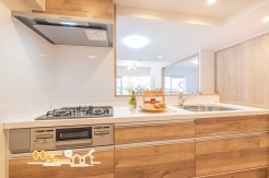 機能的なシステムキッチンは、毎日のお料理を少し楽に、そして楽しくしてくれます。リビングへも移動しやすい間取りで、配膳や後片付けもスムーズ。
日々の動きに寄り添い、暮らしの心地よさを高めてくれるキッチンです。