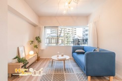 南東からのやわらかな陽光がたっぷりと差し込む、明るく心地よいリビング。コーナー部分にガラス窓を配した設計が視線の抜けを生み、空間にいっそうの開放感をもたらします。住まいの中心にふさわしく、日々の暮らしを前向きに照らしてくれるリビングです。※家具調度品は見本となります。