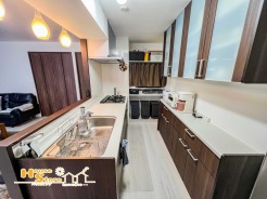 キッチンにはカップボードを設置し、コンパクトながら機能的な収納スペースを実現。奥側にはダストスペースも確保しており、ゴミの分別や管理もスムーズに行えます♪