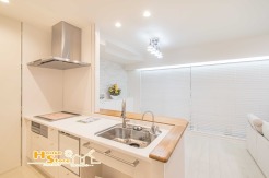 ダイニングと向き合う対面式キッチンは、家事動線を効率化し、配膳や片付けを快適に。日常のひとときも心地よく過ごせる空間です。

