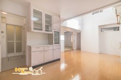 ご家族の憩いの場となる約15帖のリビング。吹抜けから光が降り注ぎ、明るさと開放感に満ちた心地よい空間です。