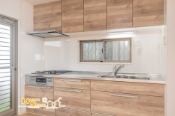 背面スペースにゆとりを確保した独立型キッチンで、毎日の調理もスムーズに。大容量の食器棚付きで食器や調理道具もすっきり収納できます。