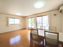 生活の中心となるリビングはあたたかな日差しの降り注ぐ居心地の良い住空間です♪２階でプライバシーが守られコミュニケーションが自然と弾む設計です。