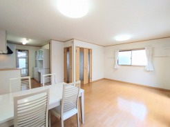 キッチンと向い合せのダイニングスペースは、食器類を運ぶ負担が少なく済み、ご家族みんなが家事に参加しやすいのが魅力的です。
