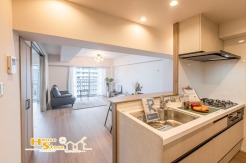 西向きの大きな窓から心地よい陽光が差し込む明るいリビング。キッチンと隣接しており、毎日の配膳や片付けがスムーズに行えます。