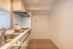 背面にゆとりを確保したキッチンスペース。慌ただしくなりがちな家事の時間も、落ち着いた気持ちでお料理に向き合えます。