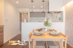 カウンター越しに食器を受け渡せるダイニングは、キッチンとの行き来がスムーズで、日々の家事を心地よくサポート。暮らしの中で自然に活用できる魅力的な空間です。
