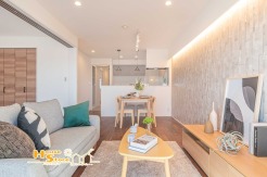 リビングは、あたたかな日差しが降り注ぐ居心地の良い空間です。自然と会話が弾む設計は、心地よい調和に満ちた、ゆとりのある暮らしを実現します。