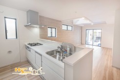 ダイニングと向き合う対面式キッチンは、家事動線を効率化し、配膳や片付けを快適に。日常のひとときも心地よく過ごせる空間です。
