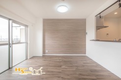 やわらかな色合いのフローリングと清潔感のあるクロスが、明るく落ち着いた雰囲気を演出。ダイニングとキッチンが向かい合い、家事動線を効率化し、配膳や片付けを快適に。