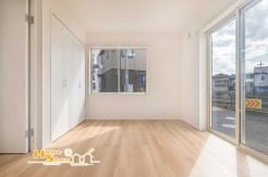 リビングに隣接する洋室はご家族の成長に合わせて柔軟に使い方を変えられる便利なお部屋です。
