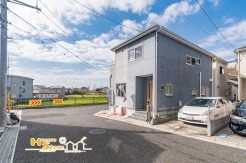 ２方向道路の角地に面した日当たり良好な好立地です。