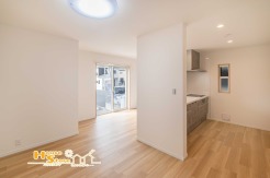 広々としたリビングは窓からあたたかな日差しの降り注ぐ居心地の良い住空間。ご家族との会話も自然とはずむ憩いの場に相応しい仕様です。

