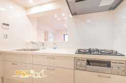 ダイニングと向き合う対面式キッチンは、家事動線を効率化し、配膳や片付けを快適に。日常のひとときも心地よく過ごせる空間です。
