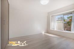 備え付けの窓から爽やかな風とやわらかな陽光が差し込み、室内全体を明るく包み込む清潔感あふれるお部屋です。