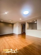 2号棟 ２階部分・南西向きで約１９帖以上の広さを誇るリビングは、陽光に包まれさわやかな風を感じられる、開放感あふれる快適な空間です。料理やくつろぎのひとときも、心地よく過ごせます。

