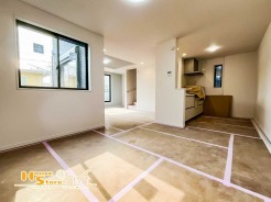 3号棟 あたたかな日差しが降り注ぐ居心地の良いリビング。自然と会話が弾む設計は、住む人に笑顔を届けたいという想いが込められています。
