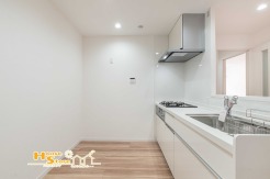 ゆとりあるワークスペースのキッチンは、効率的な動線で作業がスムーズ。料理や片付けを快適に行える設計で、日々のキッチンタイムを心地よく過ごせます。
