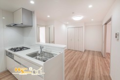 ダイニングと向き合う対面式キッチンは、家事動線を効率化し、配膳や片付けを快適に。日常のひとときも心地よく過ごせる空間です。
