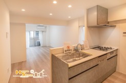 東向きの窓からやさしい日差しが差し込むリビングは、朝の光を心地よく感じられる明るい空間。毎日の暮らしにやわらかなぬくもりをもたらしてくれます。