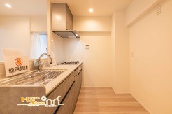 背面スペースにゆとりを確保したキッチンは、忙しい時間帯にも動きやすく、毎日の家事を快適に支えてくれる使い勝手の良い空間です。